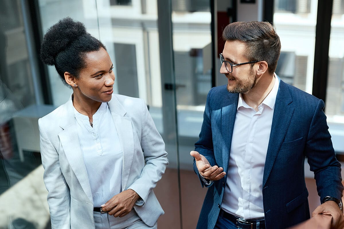 IT-projektledare som leder tekniska team och hanterar projektplanering genom effektiv rekrytering