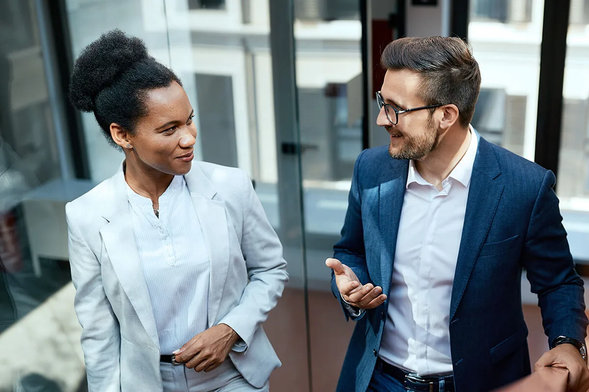 IT-projektledare som leder tekniska team och hanterar projektplanering genom effektiv rekrytering